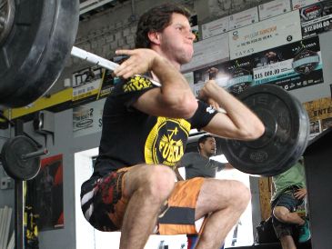 Realizar mal un ejercicio podría repercutir negativamente en nuestra salud y movilidad; ejercítate con cuidado y en compañía de personas expertas certificadas. EL INFORMADOR / ARCHIVO