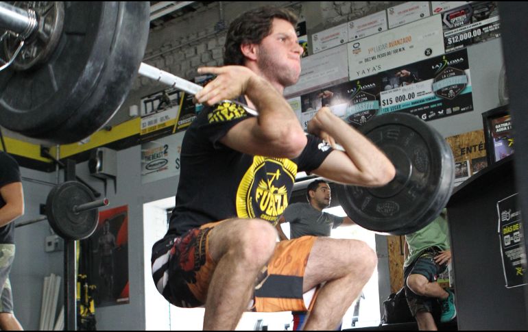 Realizar mal un ejercicio podría repercutir negativamente en nuestra salud y movilidad; ejercítate con cuidado y en compañía de personas expertas certificadas. EL INFORMADOR / ARCHIVO