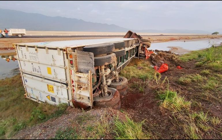 El chofer del vehículo resultó con heridas leves; no fue necesario parar la circulación. ESPECIAL / PROTECCIÓN CIVIL JALISCO