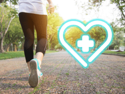 Si caminas hacia atrás, intenta hacerlo en superficies lisas y evita multitudes. ESPECIAL