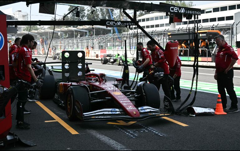 Charles Leclerc, detenido en boxes durante la primera sesión de prácticas del GP de México 2025. AFP / C. De Souza