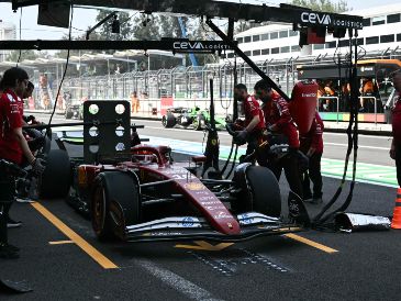 Charles Leclerc, detenido en boxes durante la primera sesión de prácticas del GP de México 2025. AFP / C. De Souza