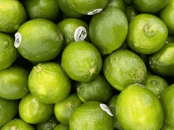 De acuerdo con el artículo académico “Una hipótesis sobre el incremento del precio del limón en México, 2022” el comportamiento del precio del limón sigue un ciclo bien definido. Unsplash