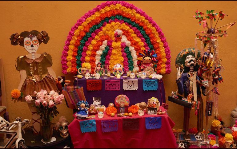Muchos mexicanos ya se están preparando o ya colocaron sus altares para ofrecer ofrendas a sus seres queridos fallecidos. ESPECIAL / CANVA