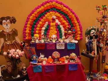 Muchos mexicanos ya se están preparando o ya colocaron sus altares para ofrecer ofrendas a sus seres queridos fallecidos. ESPECIAL / CANVA