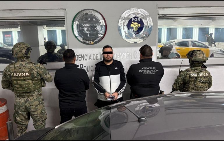 Al momento de su captura, vestía un pants de color negro con blanco, tenis blancos con negro, indica el Registro Nacional de Detenciones. X / @GabSeguridadMX