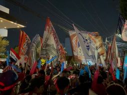 La pasión rojiblanca se hizo sentir la noche de este viernes, cuando cientos de aficionados de Chivas se dieron cita a las afueras del hotel de concentración del equipo para ofrecer la tradicional serenata previa al Clásico Tapatío. EL INFORMADOR / F. Ramírez