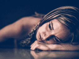 Diversos estudios muestran que los pacientes con una actitud positiva y redes de apoyo emocional sólidas tienden a sobrellevar mejor los tratamientos. CANVA