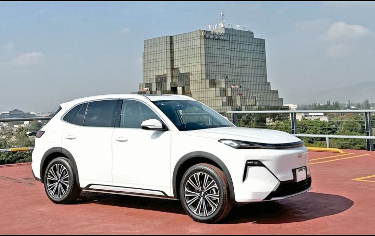 La Geely EX5 EMi exhibe un diseño exterior elegante y aerodinámico, con faros LED de línea horizontal. CORTESÍA