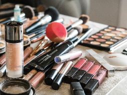 Además de los cosméticos, se pueden añadir accesorios que se utilizan en la rutina de belleza diaria. Unsplash