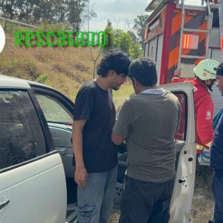 Bomberos de Zapopan rescatan a un hombre que cayó en un colector pluvial en Periférico y Vallarta