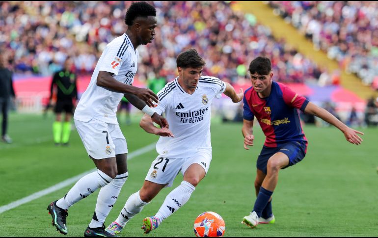 El Clásico español de este fin de semana promete intensidad, táctica y emoción, con el liderato de LaLiga en juego. AFP / ARCHIVO