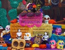 Los elementos del altar pueden ir desde alimentos hasta objetos personales de las personas recordadas. ESPECIAL / CANVA