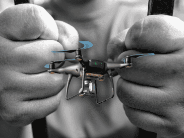 Se trata de Ángel "N", identificado como el encargado de fabricar explosivos y utilizarlos para lanzarlos desde drones. ESPECIAL / CANVA