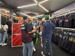 Se venden productos con precios que van desde los 450 pesos por una correa para gafete o un llavero, hasta los 6 mil 400 pesos por una sudadera. EL INFORMADOR / P. Gallardo