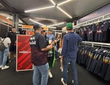 Se venden productos con precios que van desde los 450 pesos por una correa para gafete o un llavero, hasta los 6 mil 400 pesos por una sudadera. EL INFORMADOR / P. Gallardo