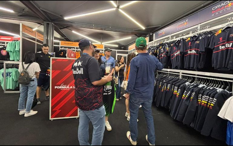 Se venden productos con precios que van desde los 450 pesos por una correa para gafete o un llavero, hasta los 6 mil 400 pesos por una sudadera. EL INFORMADOR / P. Gallardo