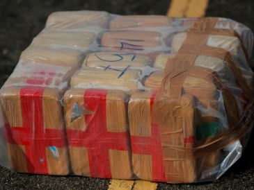 Agentes del Ejército y de la Guardia Nacional aseguraron un tractocamión con "paquetes de droga entre cajas de chile". EFE/Bienvenido Velasco