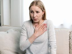 Si los episodios son frecuentes, intensos o aparecen sin motivo aparente, lo más recomendable es realizar un chequeo médico para descartar cualquier alteración del ritmo cardíaco o del sistema nervioso. CANVA