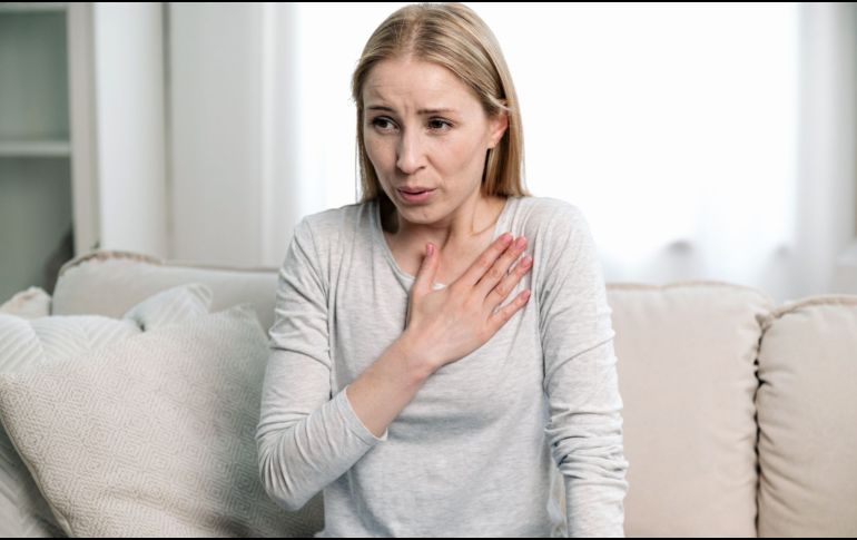 Si los episodios son frecuentes, intensos o aparecen sin motivo aparente, lo más recomendable es realizar un chequeo médico para descartar cualquier alteración del ritmo cardíaco o del sistema nervioso. CANVA