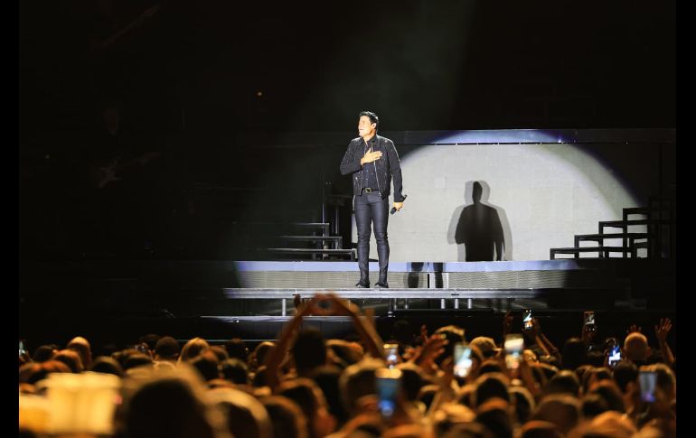 Chayanne arrancó moviéndose en el escenario de arriba a abajo, lleno de energía, con algunos de sus éxitos más grandes. EL INFORMADOR/ J. Acosta