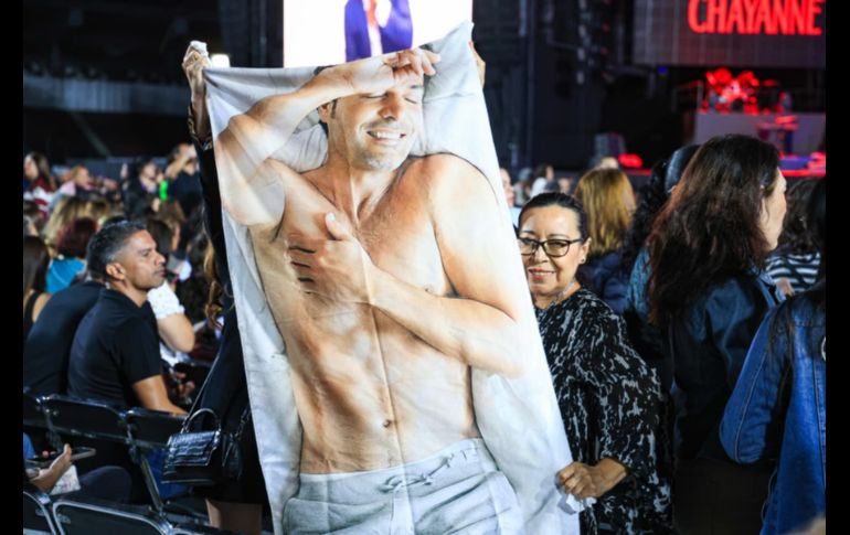 Chayanne arrancó moviéndose en el escenario de arriba a abajo, lleno de energía, con algunos de sus éxitos más grandes. EL INFORMADOR/ J. Acosta