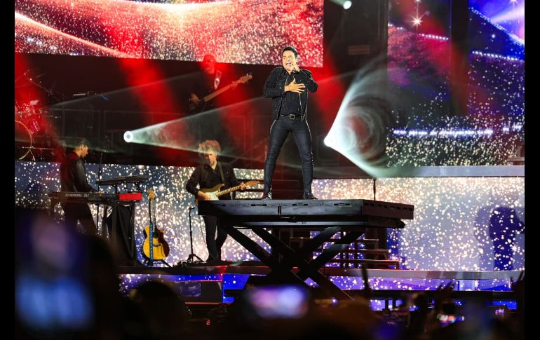 Chayanne arrancó moviéndose en el escenario de arriba a abajo, lleno de energía, con algunos de sus éxitos más grandes. EL INFORMADOR/ J. Acosta