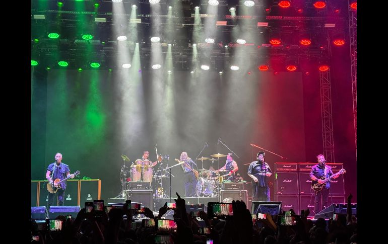 Micky Huidobro, Paco Ayala, Randy Ebright, Jay de la Cueva y Pato Machete subieron al escenario para desatar una descarga sonora que confirmó por qué Molotov sigue siendo una de las bandas más emblemáticas del rock latinoamericano. EL INFORMADOR/ H. Navarro