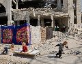 Un grupo de niños juega entre los escombros de la ciudad palestina, ajenos a la tensión entre Israel, Hamás y Estados Unidos. AFP