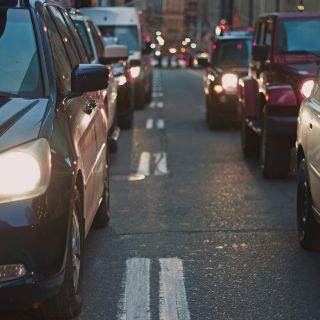 Cambios bruscos de carril y uso de celular atoran tráfico