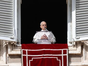 El Pontífice confió a la intercesión de la Virgen María "las almas de los difuntos". EFE/EPA/G. Lami