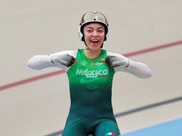 Acevedo, de 24 años de edad, recorrió la pista recibiendo el reconocimiento de los aficionados. ESPECIAL / CONADE