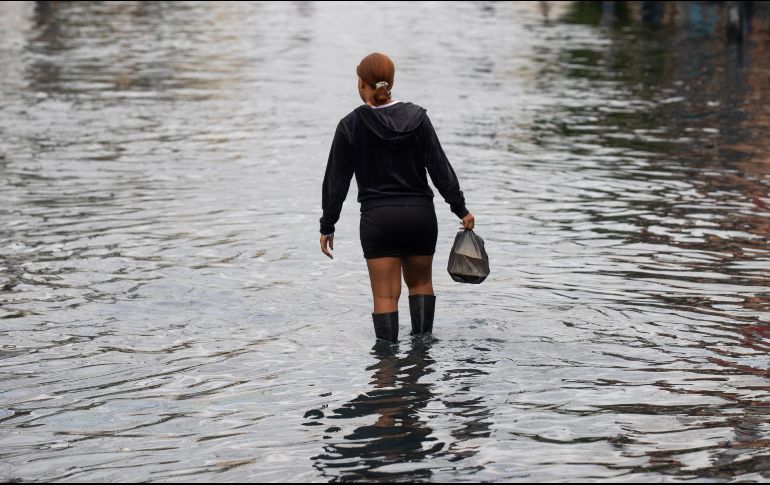 El fenómeno mantiene condiciones peligrosas más allá de su cono de trayectoria, por lo que las autoridades recomiendan extremar precauciones. EFE/ O. Barría.