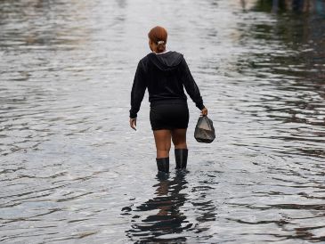 El fenómeno mantiene condiciones peligrosas más allá de su cono de trayectoria, por lo que las autoridades recomiendan extremar precauciones. EFE/ O. Barría.