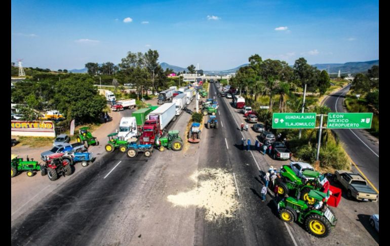 Los productores de maíz que comenzaron a manifestarse desde la mañana de este lunes iniciaron hace unos momentos el bloqueo en la carretera Guadalajara-Morelia a la altura del kilómetro 40 en ambos sentidos. EL INFORMADOR / A. Navarro