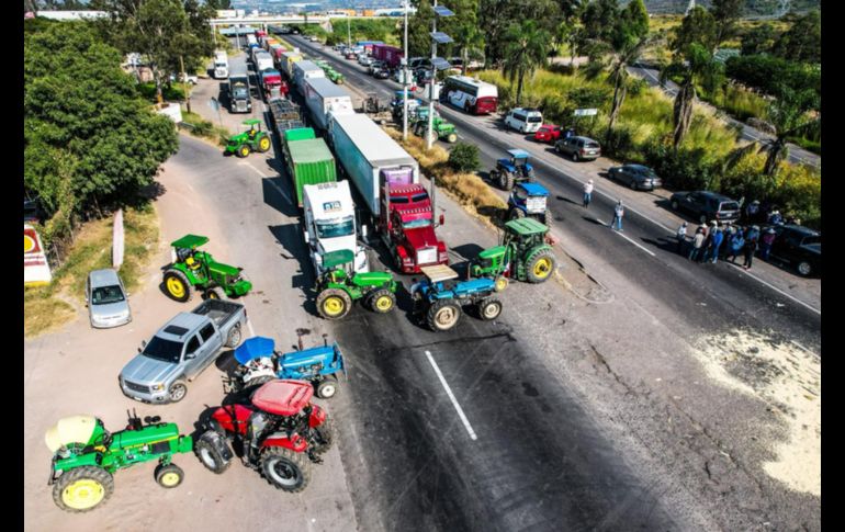 Los productores de maíz que comenzaron a manifestarse desde la mañana de este lunes iniciaron hace unos momentos el bloqueo en la carretera Guadalajara-Morelia a la altura del kilómetro 40 en ambos sentidos. EL INFORMADOR / A. Navarro