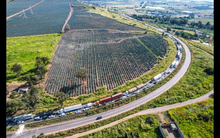 Los productores de maíz que comenzaron a manifestarse desde la mañana de este lunes iniciaron hace unos momentos el bloqueo en la carretera Guadalajara-Morelia a la altura del kilómetro 40 en ambos sentidos. EL INFORMADOR / A. Navarro
