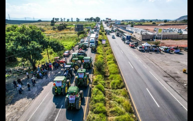 Los productores de maíz que comenzaron a manifestarse desde la mañana de este lunes iniciaron hace unos momentos el bloqueo en la carretera Guadalajara-Morelia a la altura del kilómetro 40 en ambos sentidos. EL INFORMADOR / A. Navarro