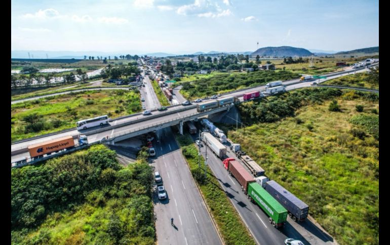 Los productores de maíz que comenzaron a manifestarse desde la mañana de este lunes iniciaron hace unos momentos el bloqueo en la carretera Guadalajara-Morelia a la altura del kilómetro 40 en ambos sentidos. EL INFORMADOR / A. Navarro