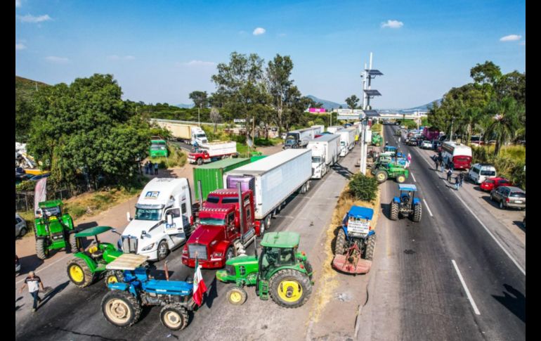 Los productores de maíz que comenzaron a manifestarse desde la mañana de este lunes iniciaron hace unos momentos el bloqueo en la carretera Guadalajara-Morelia a la altura del kilómetro 40 en ambos sentidos. EL INFORMADOR / A. Navarro