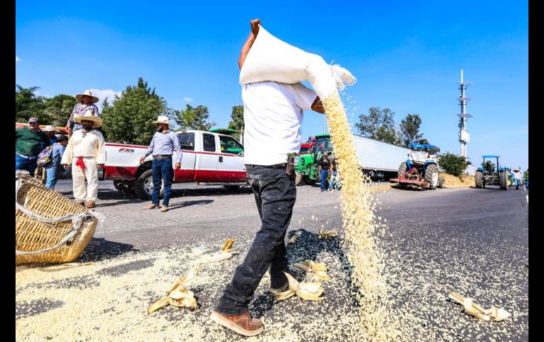 Productores de maíz inician bloqueo de carretera a Morelia en el kilómetro 40