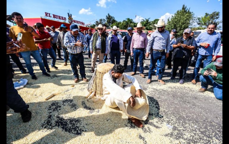 Productores de maíz inician bloqueo de carretera a Morelia en el kilómetro 40