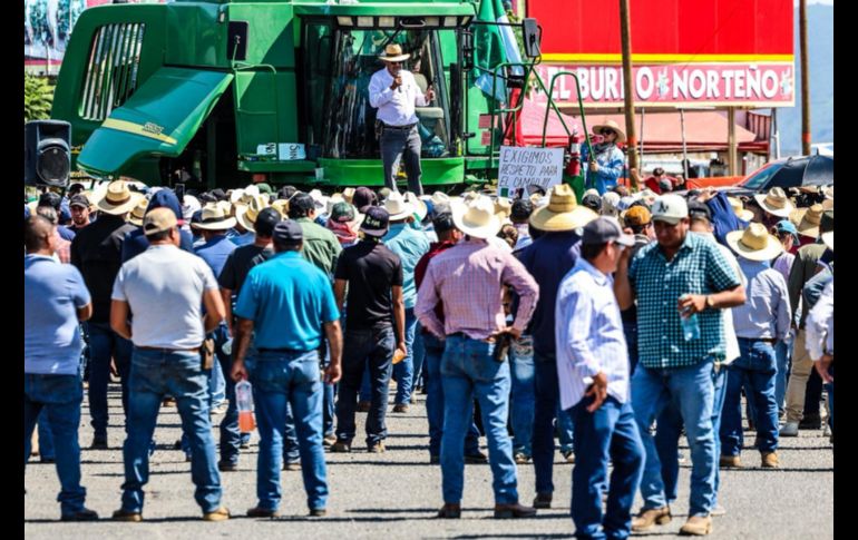 Productores de maíz inician bloqueo de carretera a Morelia en el kilómetro 40
