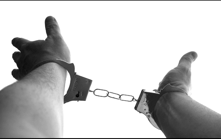 En septiembre de 2021, un juez federal emitió órdenes de aprehensión contra ambos, lo que llevó a Gómez Mont a pronunciarse en redes sociales asegurando ser víctima de abusos y manifestando su confianza en que su inocencia sería demostrada. Unsplash