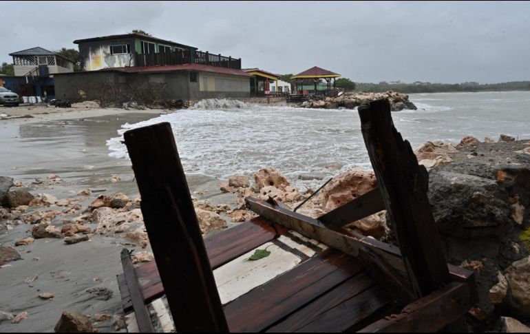 Las autoridades han ordenado la evacuación de diversas áreas y han cerrado todos los puertos marítimos. EFE