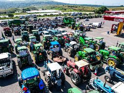 Concentración de agricultores en el km 40 de la carretera Guadalajara-Colima. EL INFORMADOR/A. Navarro