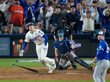 Freddie Freeman, de los Dodgers de Los Ángeles, observa cómo la pelota sale del campo tras pegar jonrón y definir el juego. AP/D. Phillip