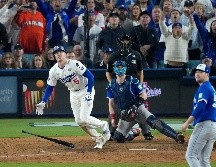 Freddie Freeman, de los Dodgers de Los Ángeles, observa cómo la pelota sale del campo tras pegar jonrón y definir el juego. AP/D. Phillip