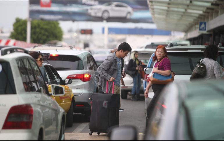Llos conductores no podrán esperar en las inmediaciones de los aeropuertos sin tener un viaje programado, lo que limita las posibilidades de competencia desleal. EL INFORMADOR/Archivo