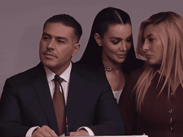 Todo empezó cuando la vicecoordinadora del Grupo Parlamentario Morena, fue enviada al costado de Harfuch, pero este sitio ya estaba ocupado por la diputada federal por Yucatán.  ESPECIAL